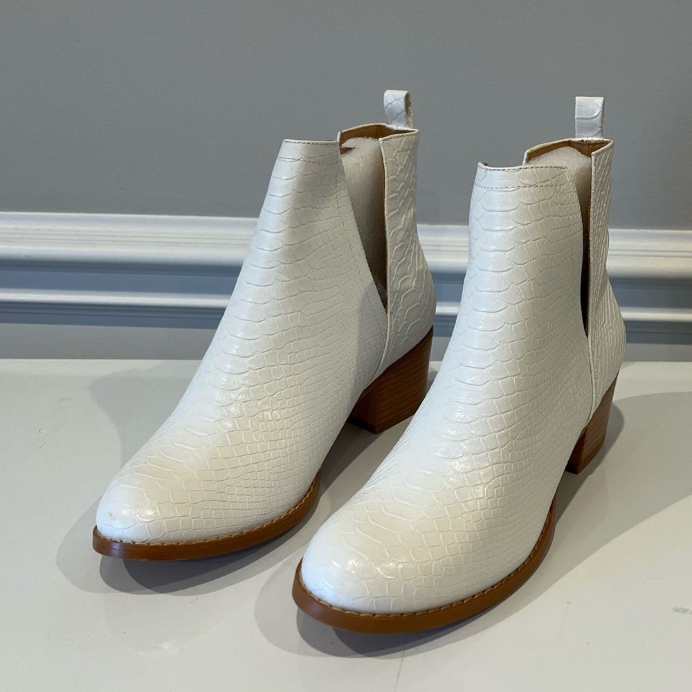 Brand new snakeskin white booties